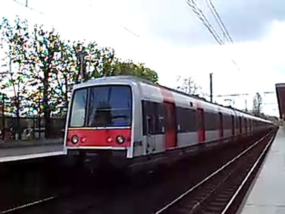 MI84 : Départ de la gare du Vésinet Centre sur la ligne A du RER
