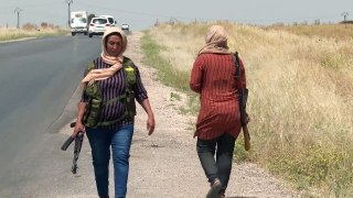 نساء كرديات يتطوعن لحماية حقول القمح من الحرائق في شمال شرق سوريا