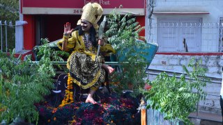 वीडियो: धरती पर उतरे शनि देव तो श्रद्धालुओं का उमड़ा आस्था का ज्वार