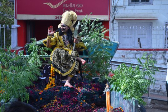 वीडियो: धरती पर उतरे शनि देव तो श्रद्धालुओं का उमड़ा आस्था का ज्वार
