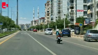 Motosiklet sürücüsünün tehlikeli yolculuğu kamerada