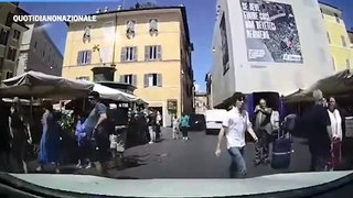 Roma, tassista si rifiuta di far salire Cecchi Paone: 