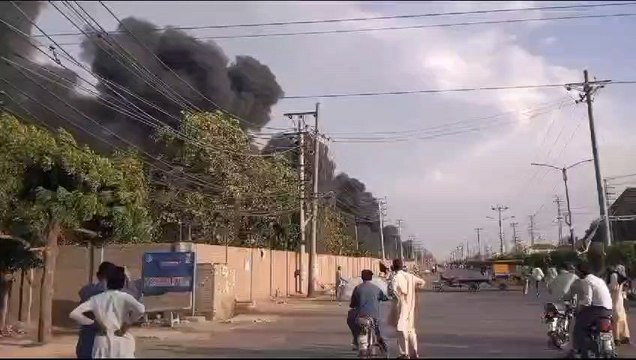 *ملتان : ممتاز آباد میپکو سب ڈویژن آفس میں آگ لگ گئی پورے علاقے میں دھوئیں کے سیاہ بادل چھا گئے ۔**آگ کی شدت 20 کلو میٹر دور سے دھواں دیکھا جا سکتا ہے*
