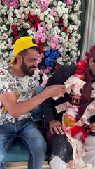 Hahaha. Salaami ka naya tarika