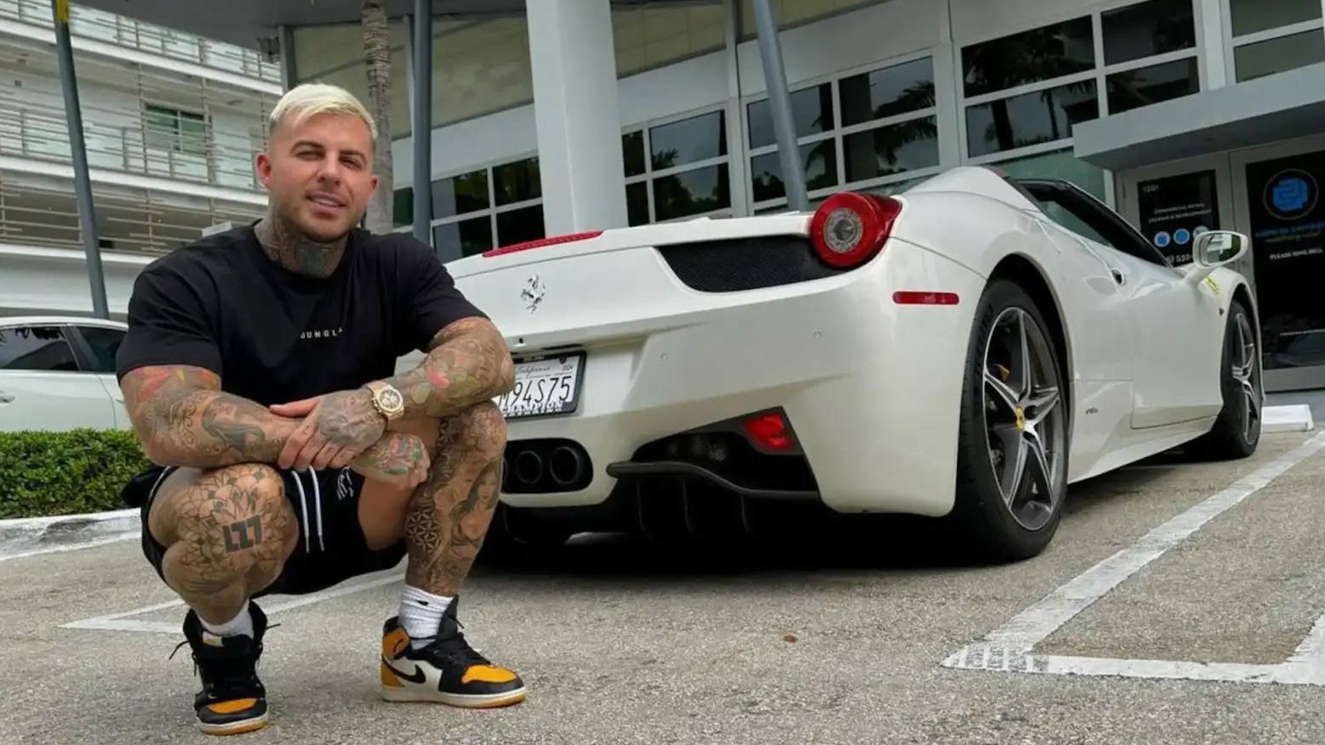 Amadeo Llados lleva varios meses acaparando titulares por sus constantes pol�micas en las redes sociales. El influencer madrile�o, afincado en Miami, promete en sus post un m�todo para hacerse millonario a trav�s de sus cursos, que comercializa a unos 1.800 euros por alumno. Ahora, m�s de 1.000 personas han presentado una querella contra �l por estafa, estafa piramidal y odio.

Con 32 a�os, Llados presume de llevar una vida de millonario subiendo constantes post con coches de lujo, mansiones y rodeado de extravagancias. Tambi�n alardea de la musculaci�n de su cuerpo y es aficionado al fitnnes adem�s de definirse como coach motivacional. El conocido como 'rey de los burpees' (un tipo de ejercicio de entrenamiento), es muy cr�tico con los mileuristas, los 'panzas' y asegura que "dormir es de vagos"