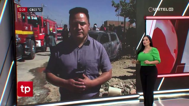 Voraz incendio en una fábrica de colchones, un auto quedó consumido y una persona afectada por el humo