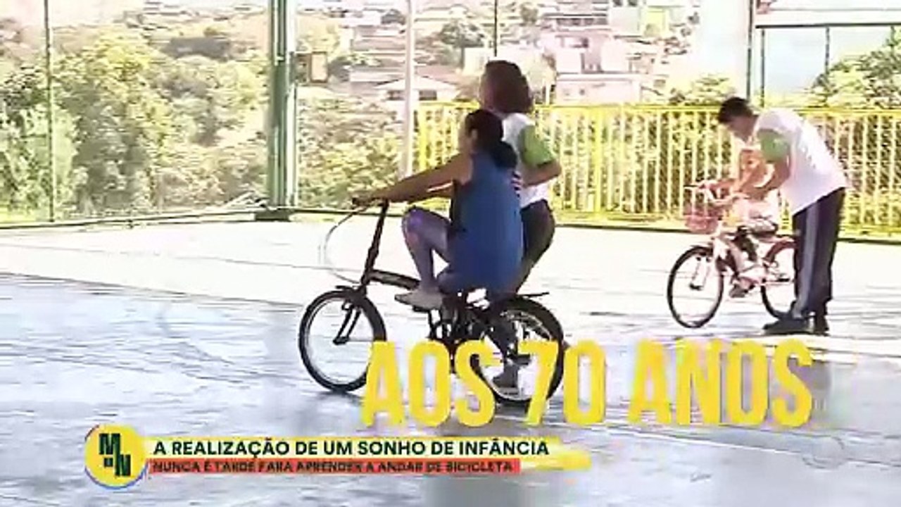 Adultos e idosos realizam sonho de aprender andar de bicicleta em projeto social em BH