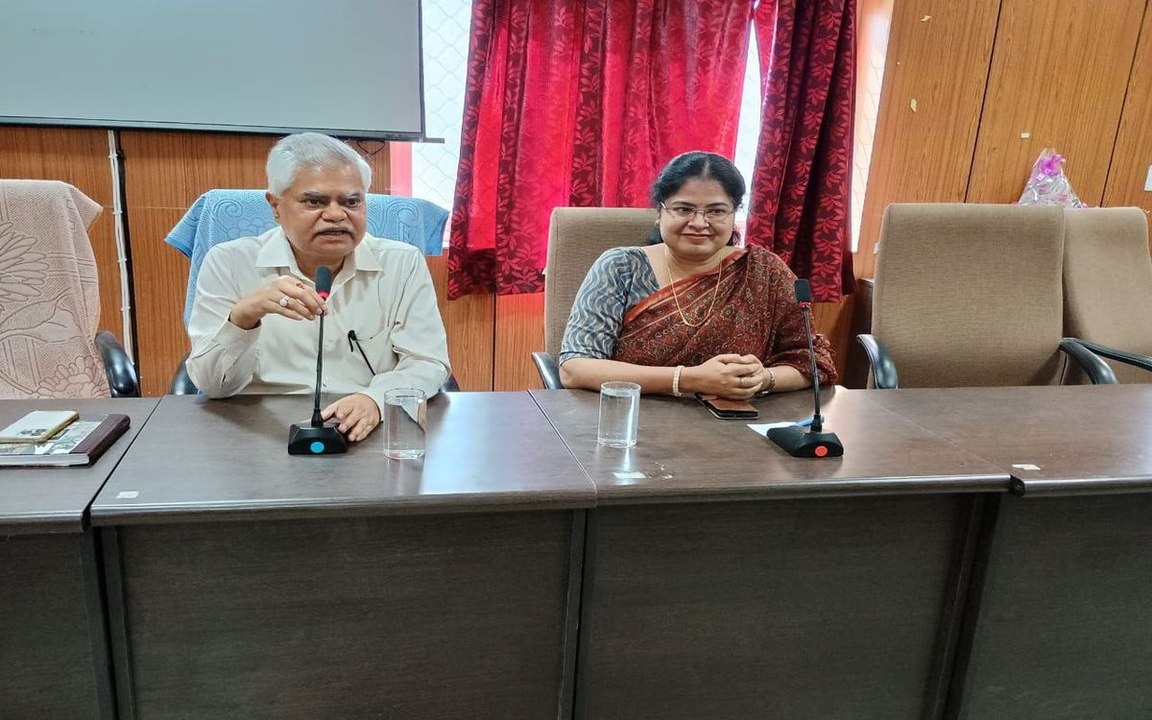 ‘जनहित के कार्यों को प्राथमिकता दें अधिकारी’