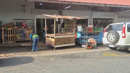 Download Video: Vendedores de verduras fueron reubicados por funcionarios municipales en Colón