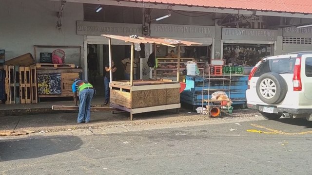 Vendedores de verduras fueron reubicados por funcionarios municipales en Colón
