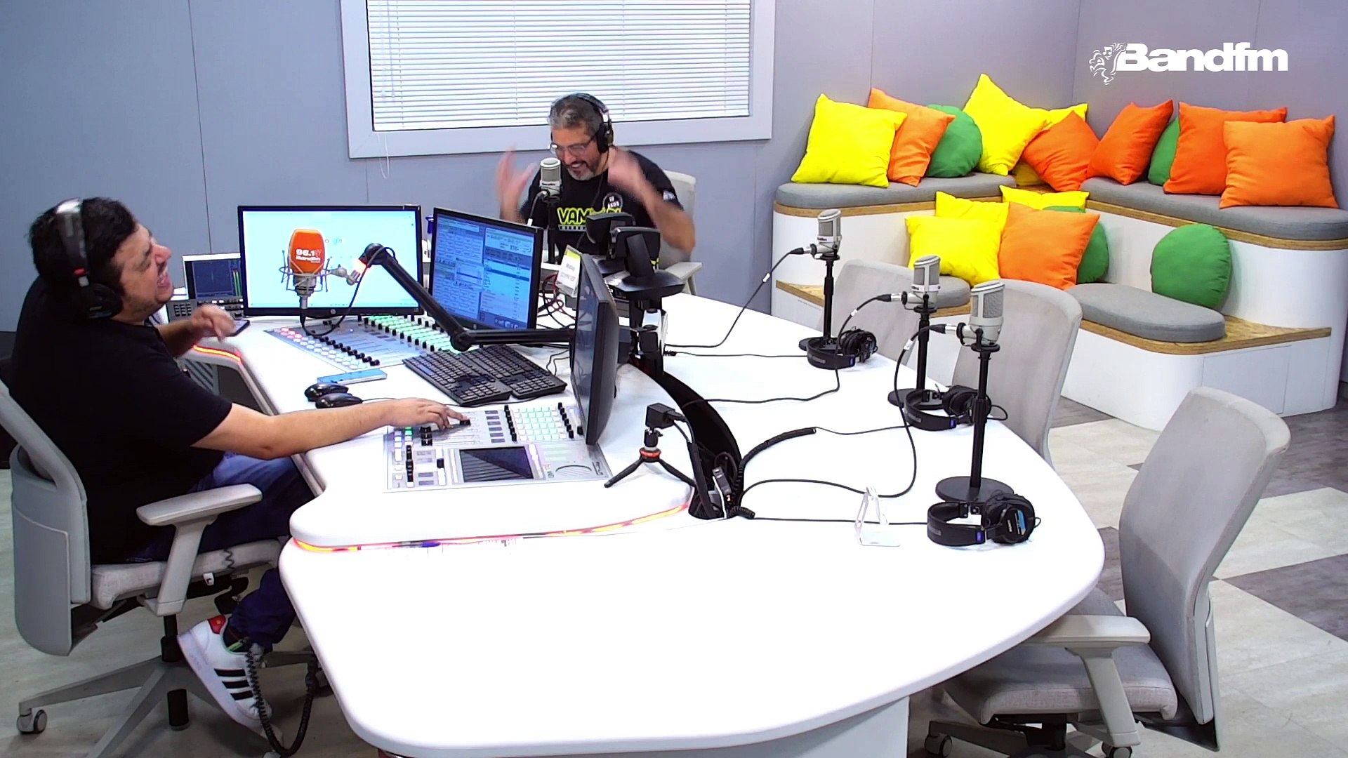 O Rafinha fala sobre economia, instrumetos musicais e ficou pistola com o Tadeu - Band Bom Dia