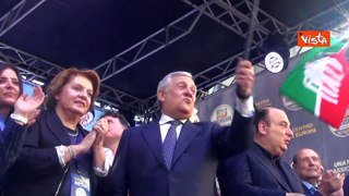 Tajani canta 