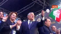 Tajani canta 