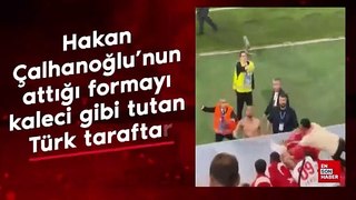 Hakan Çalhanoğlu'nun attığı formayı kaleci gibi tutan Türk taraftar