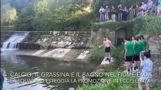 Calcio, il Grassina celebra la promozione in Eccellenza con un tuffo nel fiume Ema