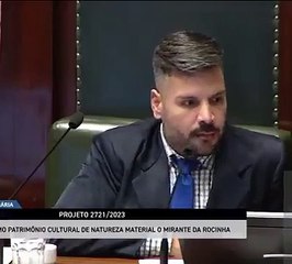 Funcionario fue captado sentado en el inodoro durante una sesión virtual