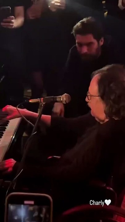 Volvió Charly García: el músico reapareció y tocó dos de sus temas en un hotel de Buenos Aires