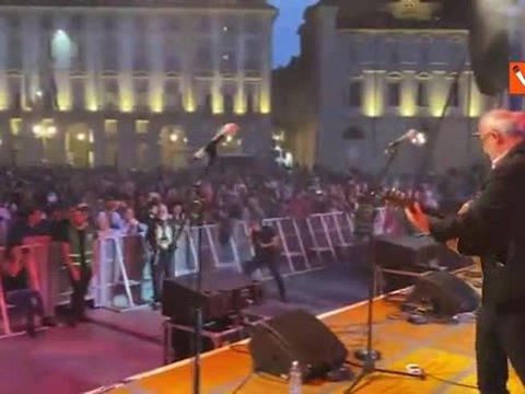 Europee, il concerto in piazza a Torino per la chiusura campagna elettorale di Avs