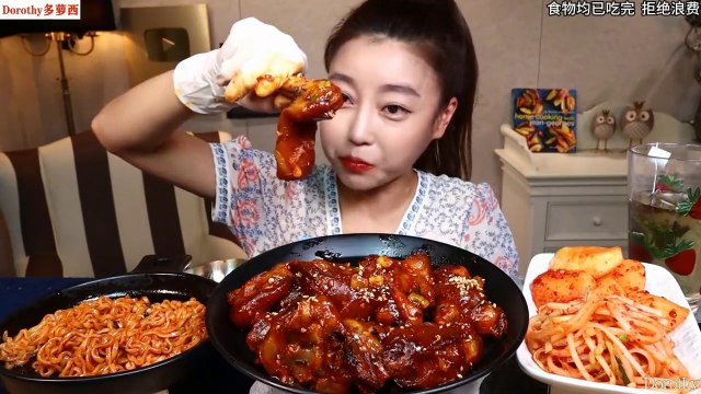 Desfrute de macarrão de peru quente e picante com pés de frango e trotters de porco, a carne é macia e rica, e o sabor é mais do que viciante!