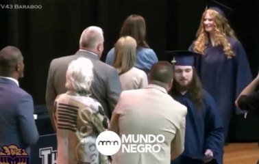 Pai de formanda invade cerimônia e retira líder negro da universidade