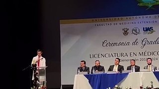 Joven se gradúa y conmueve con la dedicatoria a sus padres