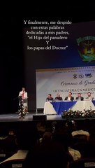 Joven se gradúa y conmueve con la dedicatoria a sus padres