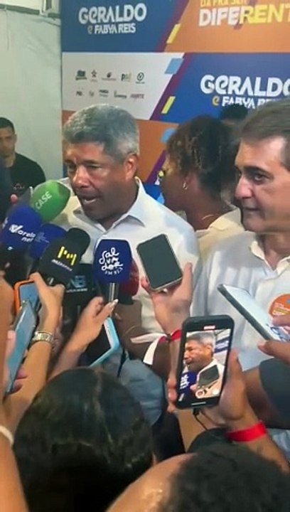 Jerônimo Rodrigues enaltece Geraldo Júnior em lançamento de pré-campanha: "Diversas vezes ajudou Salvador"