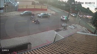 Câmera de monitoramento registra acidente que deixou motociclista com o braço quebrado no Maria Luíza