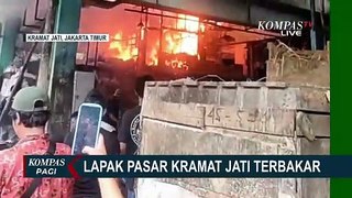 Kobaran Api Hanguskan 2 Lapak Pedagang di Pasar Induk Kramat Jati