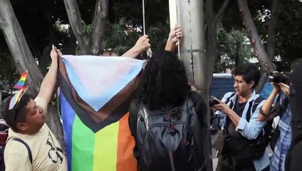 Restituyen bandera LGBT+ en edificio de gobierno en México tras protestas con destrozos