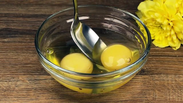 All you need is 300 ml milk, 2 egg yolks, 40 grm sugr, 50 grm cndnsd milk, 70 grm whole mlk pwder, 60 grm white chocolate, 400 ml whipped cream, delicious ice cream in 10-15 minutes