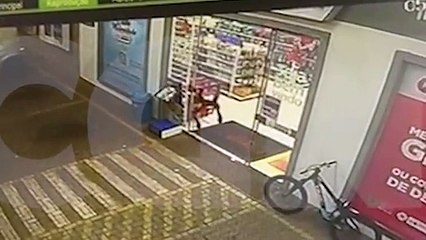 Câmera registra furto de bicicleta na Avenida Carlos Gomes