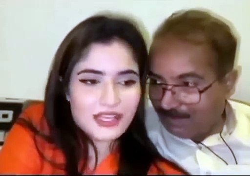 Aroob jataoi's dad give kiss to Ducky bhai