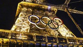 Depuis cette nuit, la tour Eiffel est parée de ses anneaux olympiques géants