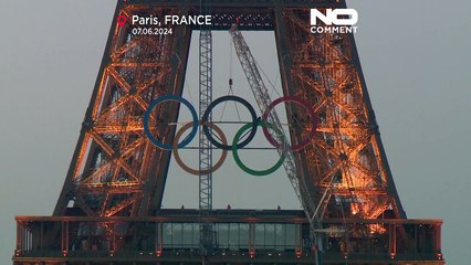 Download Video: NO COMMENT: La Torre Eiffel se viste con los aros olímpicos