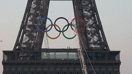 تثبيت الحلقات الأولمبية على برج إيفل