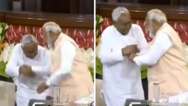 NDA संसदीय दल की बैठक में दिखा गजब नजारा! एक बार फिर नरेंद्र मोदी के पैर छूते नजर आए नीतीश कुमार