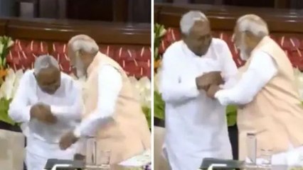 NDA संसदीय दल की बैठक में दिखा गजब नजारा! एक बार फिर नरेंद्र मोदी के पैर छूते नजर आए नीतीश कुमार