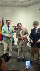 El alcalde de Madrid, Martínez -Almeida, busca receta para cocinar la langosta gallega