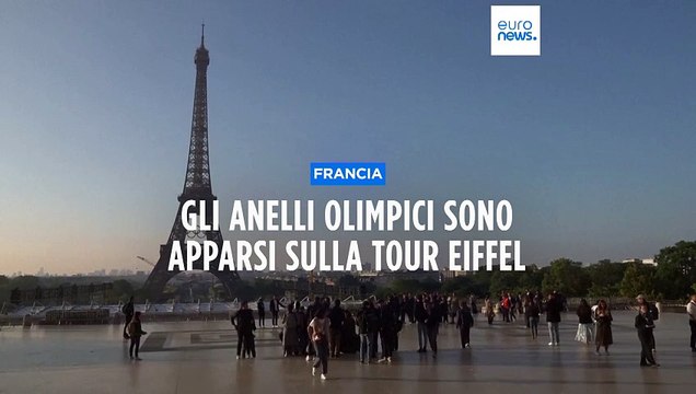 Olimpiadi di Parigi 2024, i cinque anelli appaiono sulla Tour Eiffel
