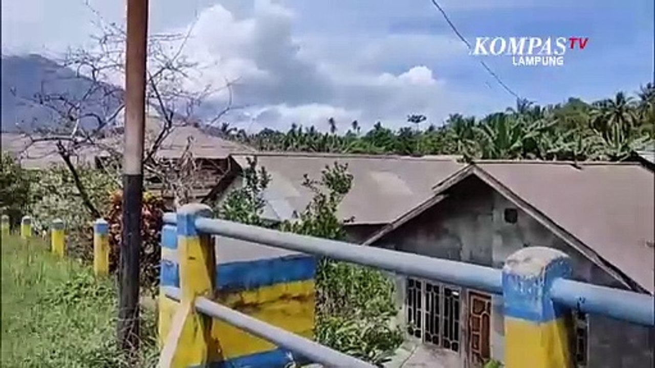 Erupsi Gunung Gamalama di Kabupaten Halmahera | NEWS OR HOAX
