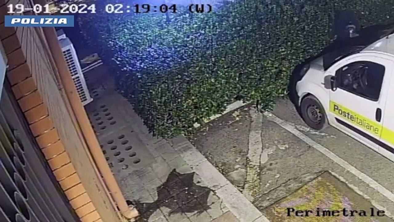 Bari, imbrattore seriale denunciato dalla polizia: lasciava scritte no vax sui muri di scuole, banche, auto