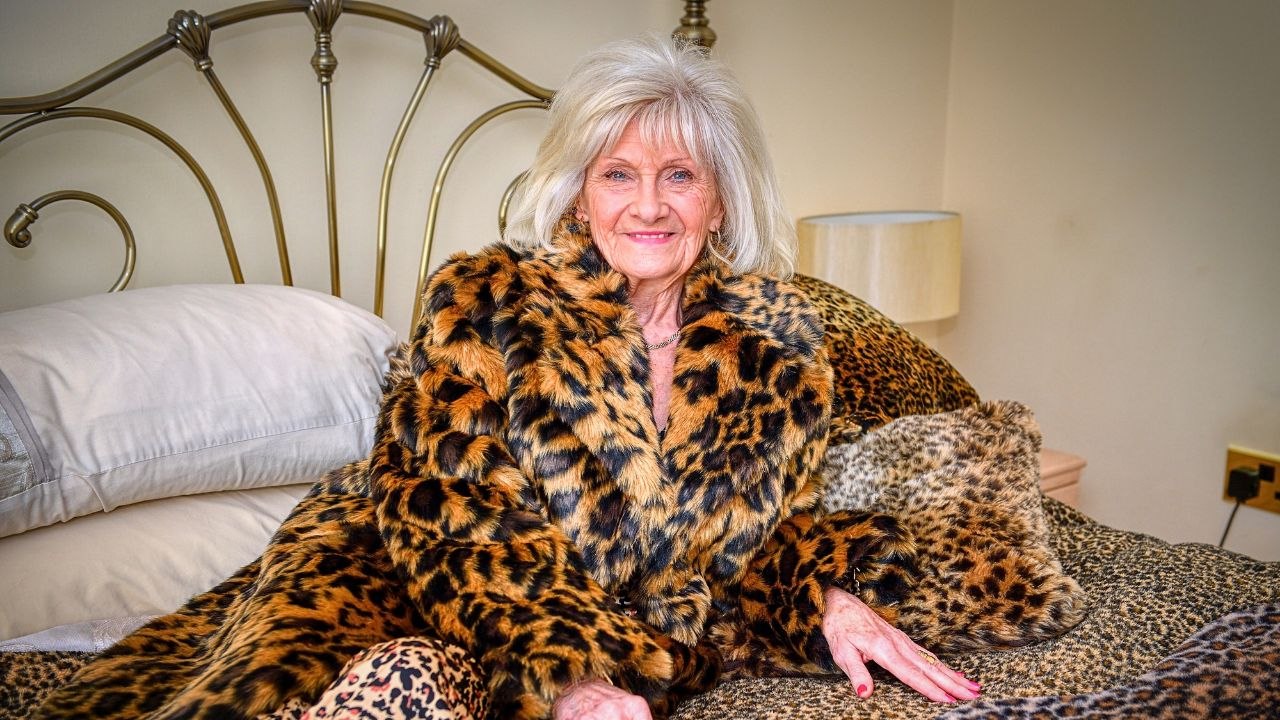 Oma besessen von leopardenmuster und hat ihr ganzes haus damit bedeckt