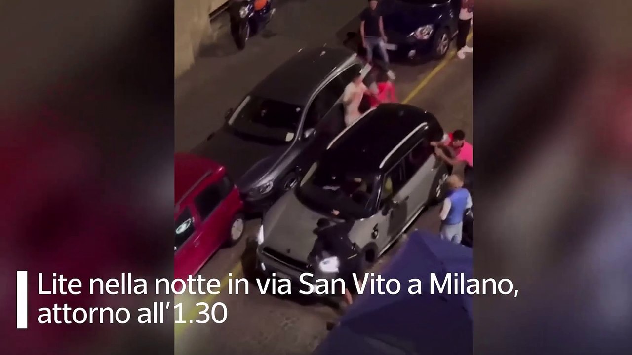 Litiga con cinque ragazzi e li travolge con l'auto: che cosa è successo in via San Vito a Milano