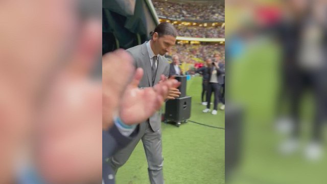 El último baño de masas de Ibrahimovic