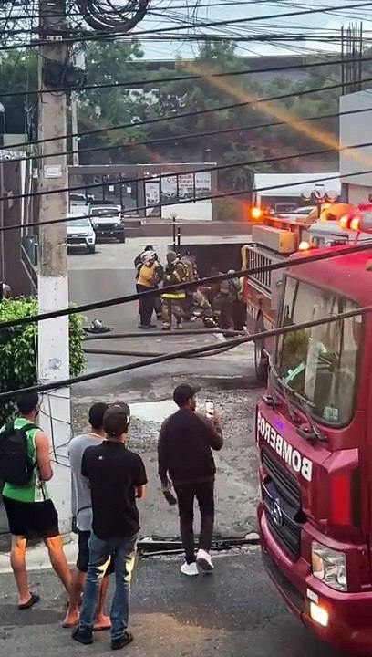 Incendio en plaza comercial destruye 16 Vehículos en Santiago