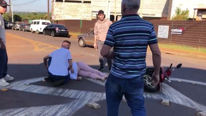 Motociclista fica ferida ao se envolver em acidente na rotatória do Zoológico