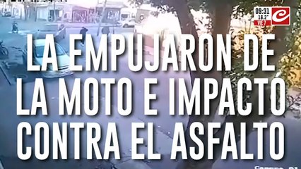 Casi la matan para robarle la moto: la empujaron contra el asfalto y terminó con múltiples fracturas
