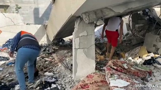 Gaza, danni dopo un attacco israeliano a Nuseirat: ucciso il sindaco