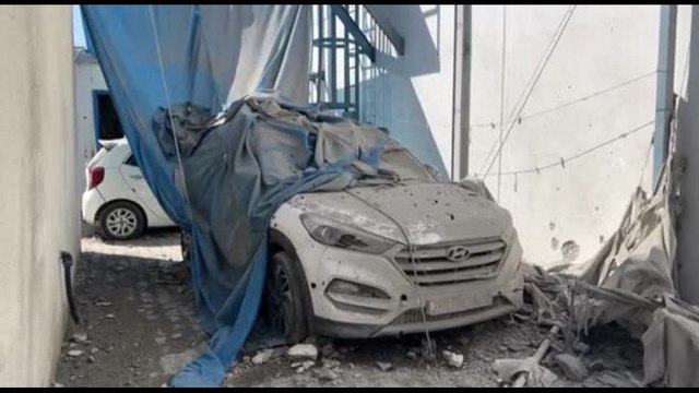 Gaza, danni dopo un attacco israeliano a Nuseirat: ucciso il sindaco